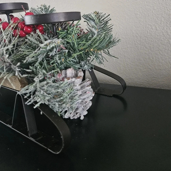 Christmas sleigh frosted pine and red berries candle holder - Picture 4 of 11